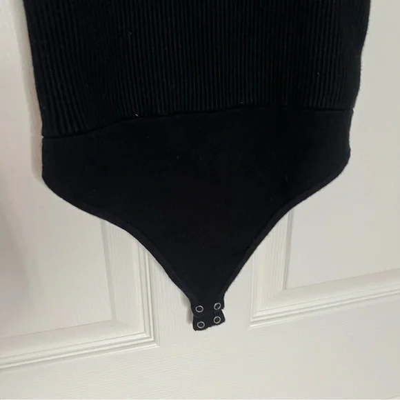 Abercrombie & Fitch Ribbed Knit Scoop Neck Sleeveless Bodysuit Black Size Small - Picture 5 of 9